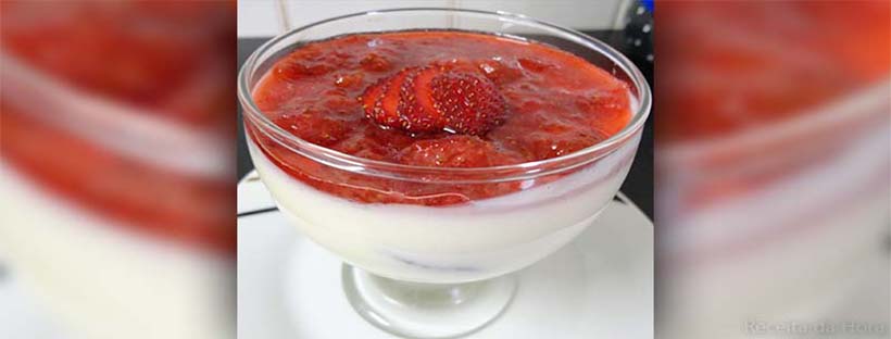 Mousse de iogurte natural com geleia de morango e champagne